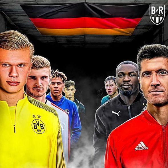 梦幻联动！T1四人组造访拜仁主场，领取印有自己名字的拜仁队服