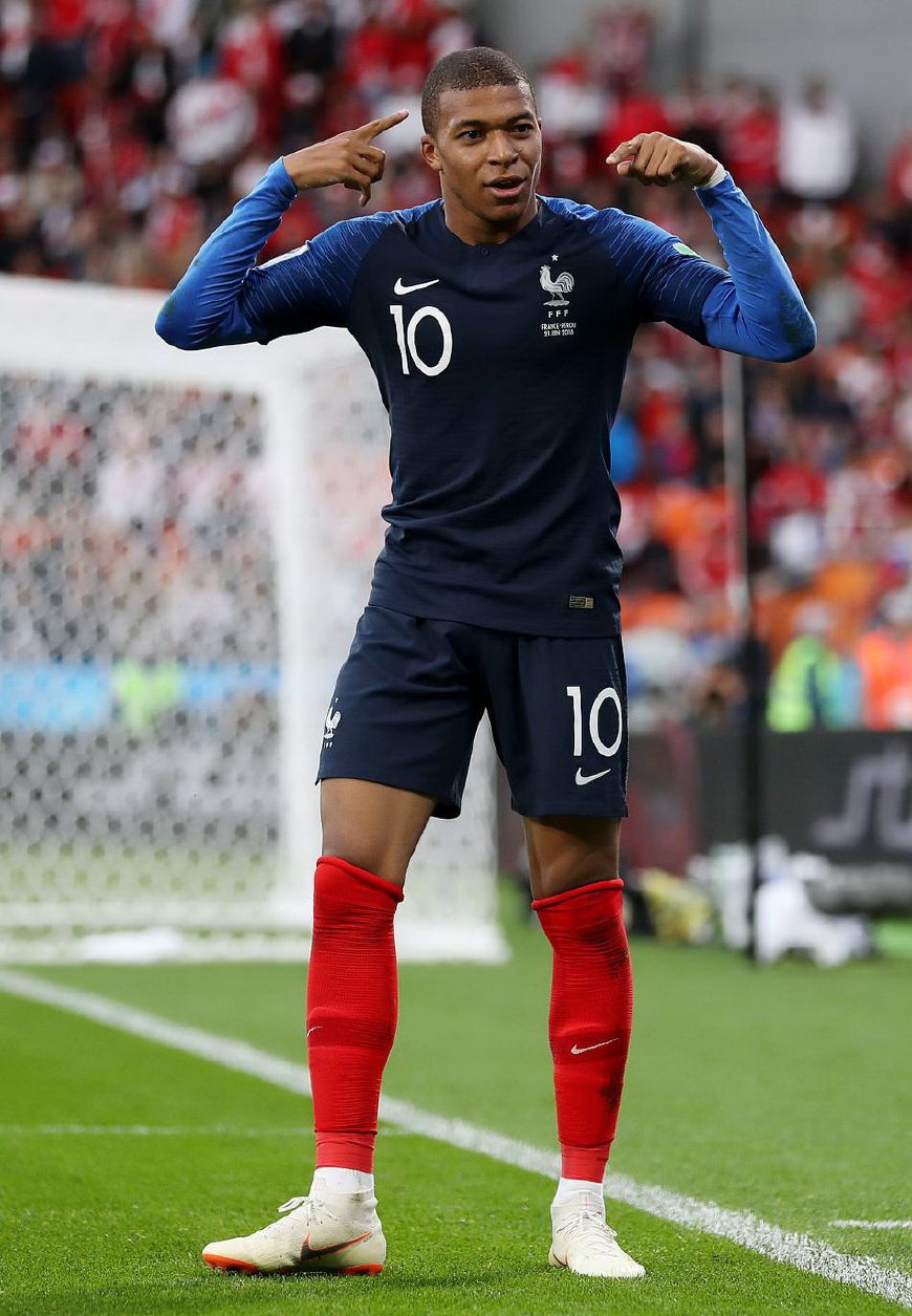 伯尔尼主帅谈骚乱：维拉球员在看台下庆祝，球迷认为被挑衅了