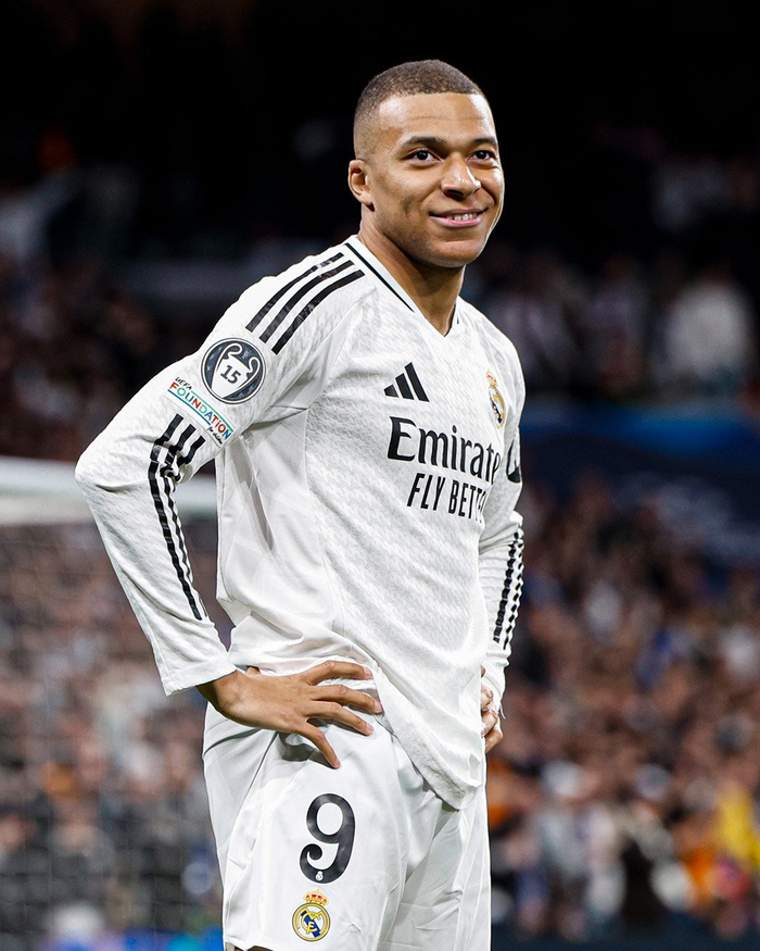 随队夺意超杯冠军！霍伊伦社媒晒捧杯照：何为明智之举（随队加冕意超杯！霍伊伦晒冠军捧杯照：这才是明智之举）