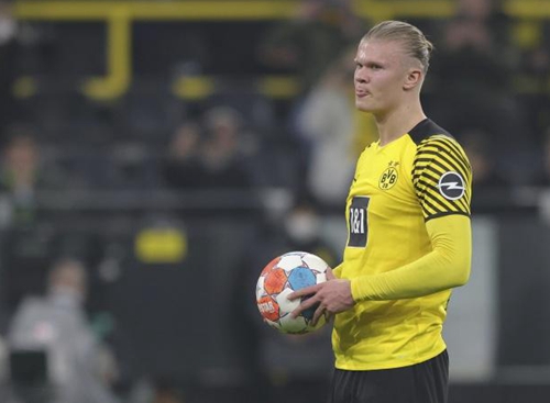 新卡牌大师？皇马本场主裁金特罗本赛季8场西甲出示8红44黄（卡牌大师驾到？执法皇马之战的金特罗本季8场西甲出示44黄8红）