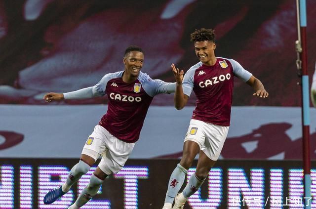 误判，意丁联赛中皮球从边网打进，裁判判罚进球有效