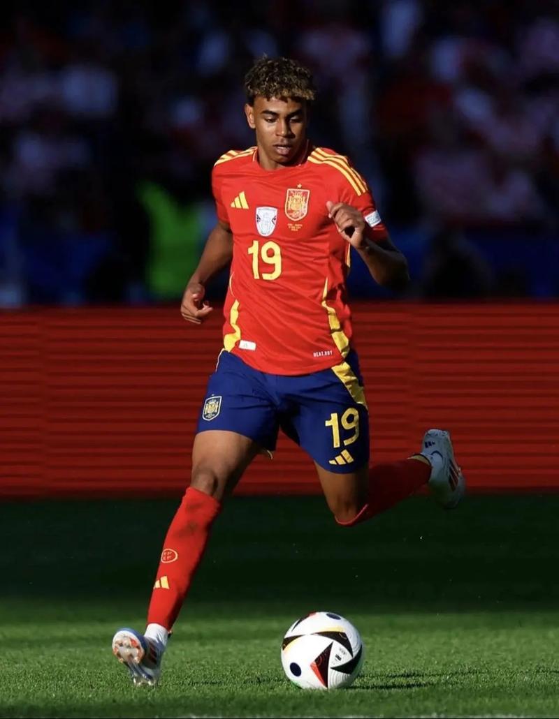 凯恩切换到“全能战士”模式，拜仁可以专心打欧冠了！（凯恩开启全能战士模式，拜仁得以专注欧冠！）