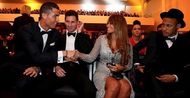 篮球篮网比赛中关键传球帮助球队取胜