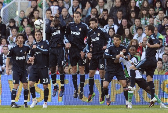 前锋远射破门，球迷现场尖叫